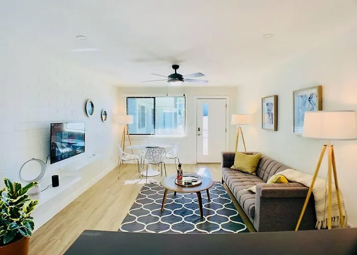 Primo Old Town Location W/ Heated Pool Apartment *