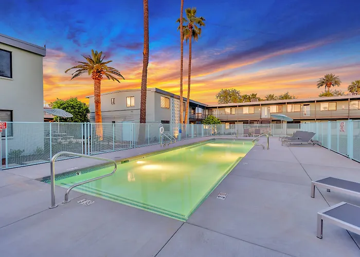 Primo Old Town Location W/ Heated Pool Apartment *