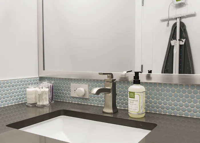 Primo Old Town Location W/ Heated Pool Apartment